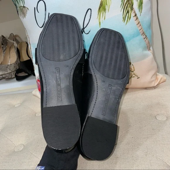 Tommy Hilfiger NWOB! Trudiy2 Black Loafer Signature Beckle Shoes Size 7.5 - Picture 11 of 11